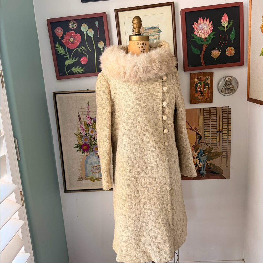 Vintage 1960s MOD Cream Fur-Trimmed Women's Coat - Picture 3 of 8